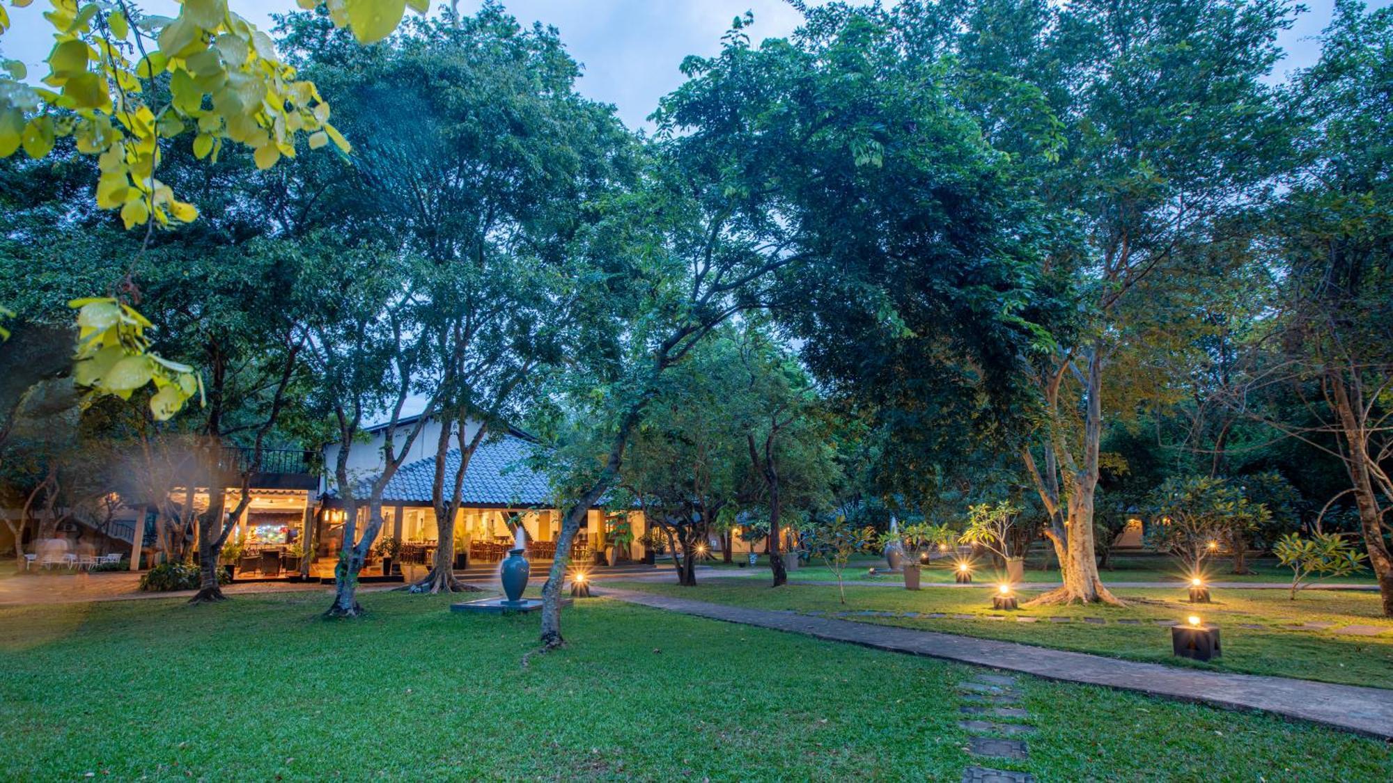 Kassapa Lions Rock Hotel Sigiriya Exterior photo
